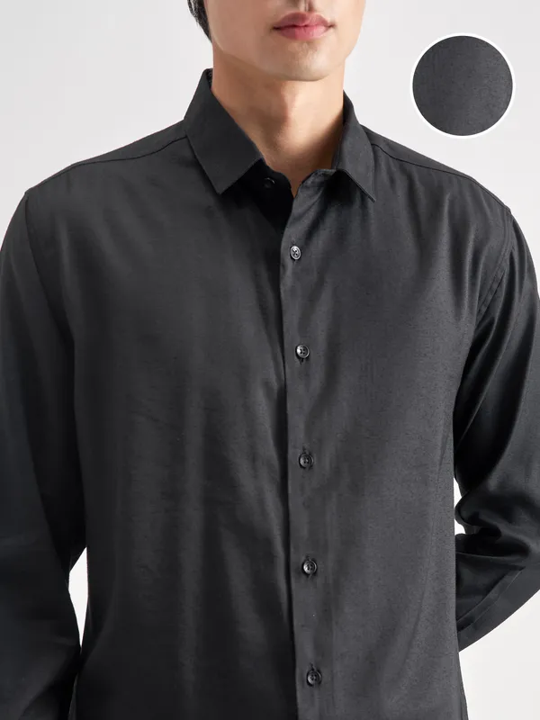 Highlander Men Black Solid Regular Fit Casual Shirt