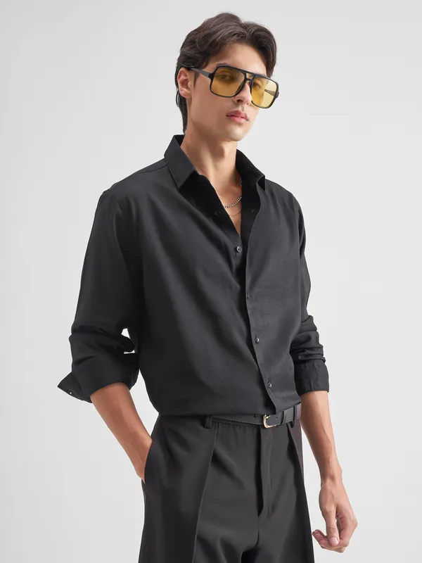 Highlander Men Black Solid Regular Fit Casual Shirt