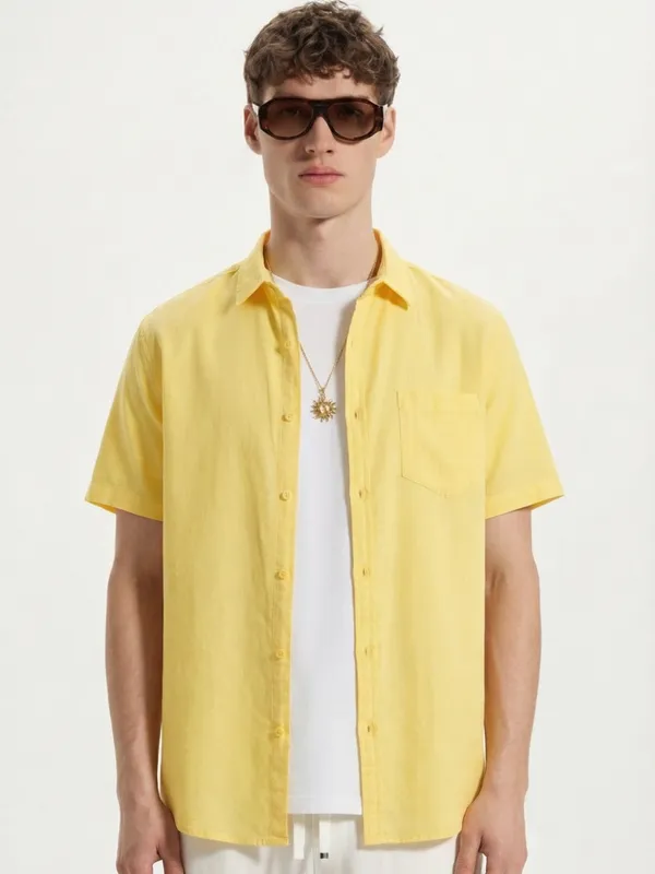 Highlander Men Yellow Solid Slim Fit Casual Shirt