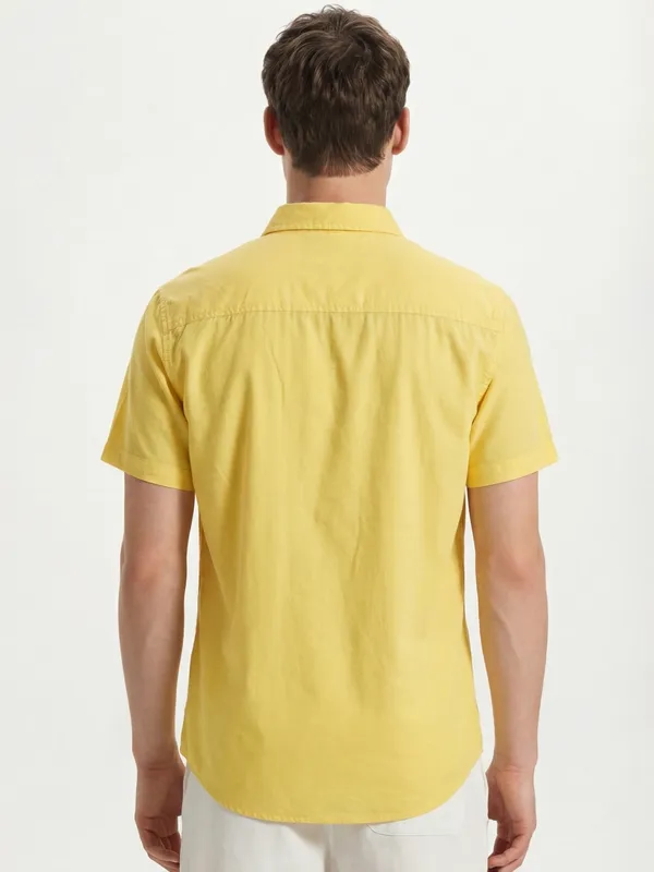 Highlander Men Yellow Solid Slim Fit Casual Shirt