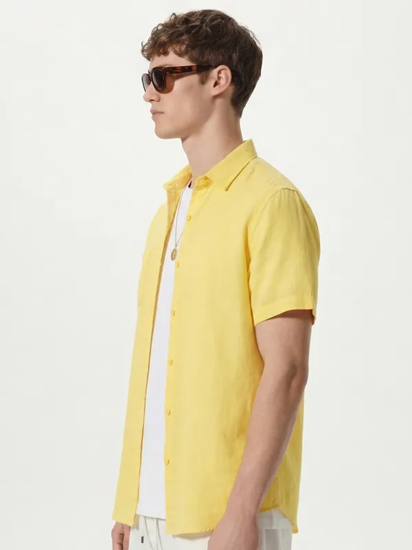 Highlander Men Yellow Solid Slim Fit Casual Shirt