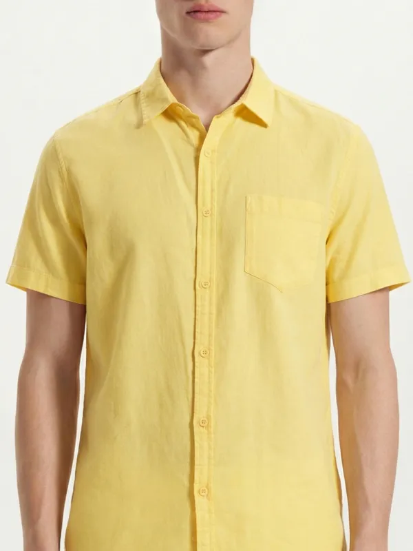 Highlander Men Yellow Solid Slim Fit Casual Shirt
