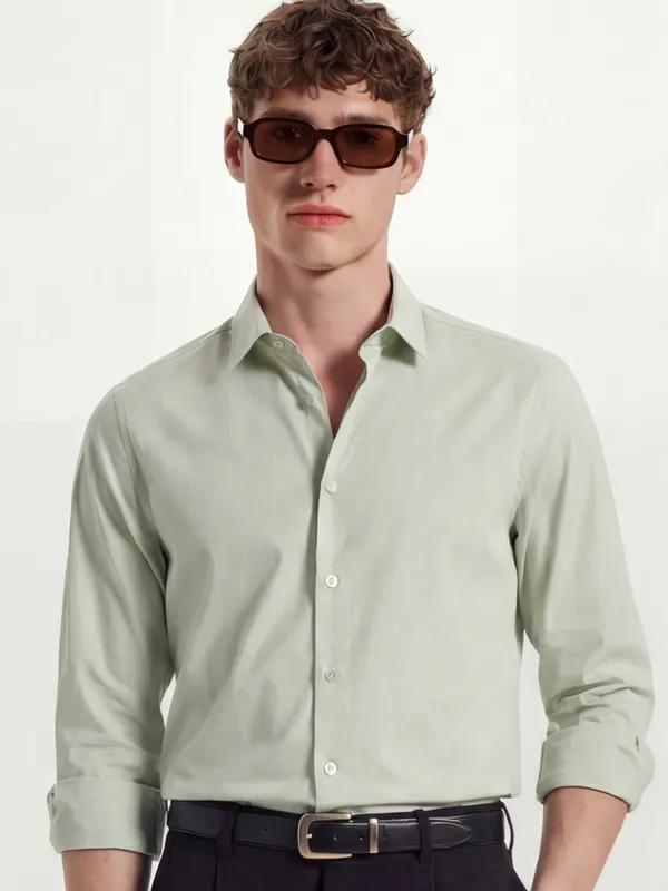 Highlander Men Green Solid Slim Fit Casual Shirt