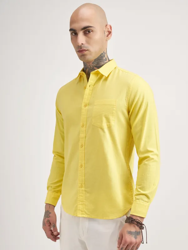 Highlander Men Yellow Solid Slim Fit Casual Shirt