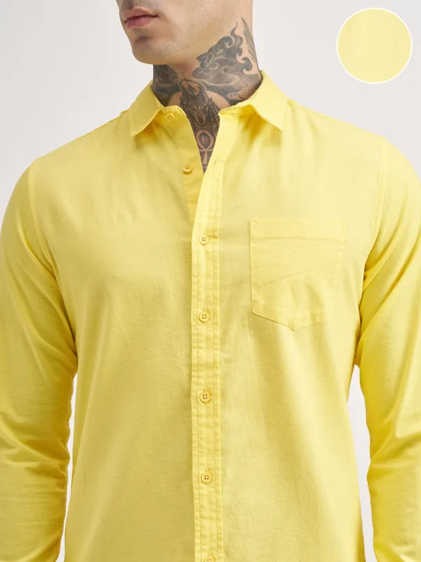 Highlander Men Yellow Solid Slim Fit Casual Shirt