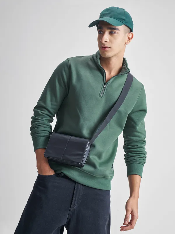 Men Solid Sweatshirt