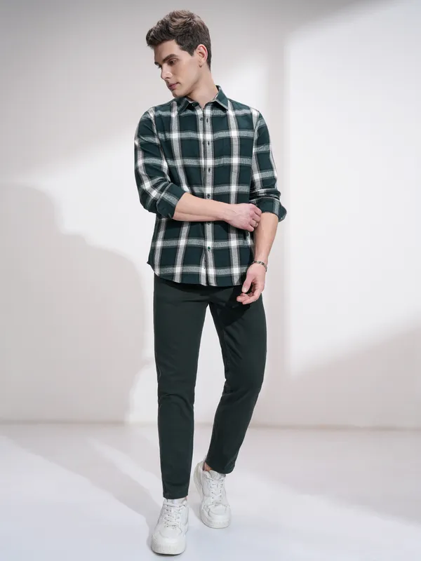  Highlander Men Green Tapered Fit Solid Casual Trousers