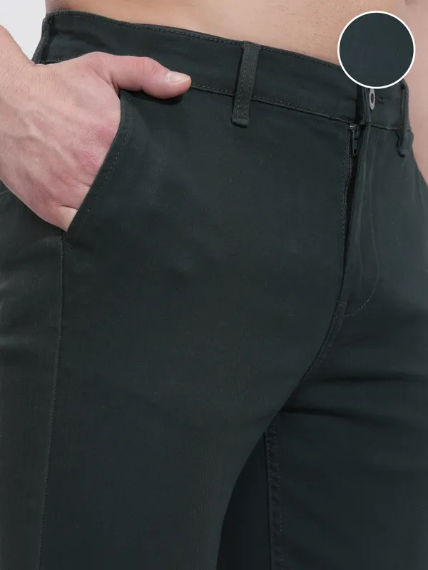  Highlander Men Green Tapered Fit Solid Casual Trousers