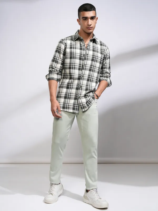  Highlander Men Green Tapered Fit Solid Casual Trousers