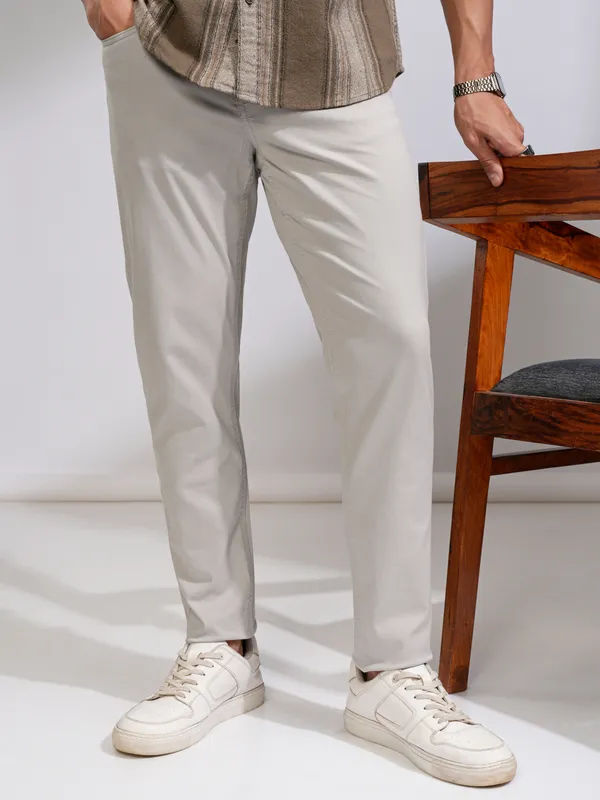  Highlander Men Grey Tapered Fit Solid Casual Trousers