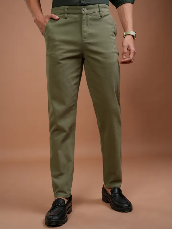  Highlander Men Olive Tapered Fit Solid Casual Trousers
