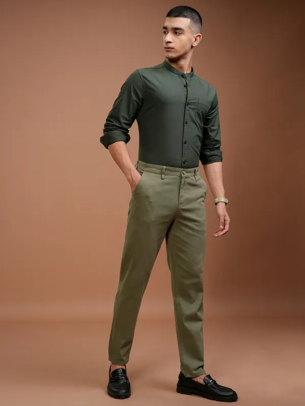  Highlander Men Olive Tapered Fit Solid Casual Trousers
