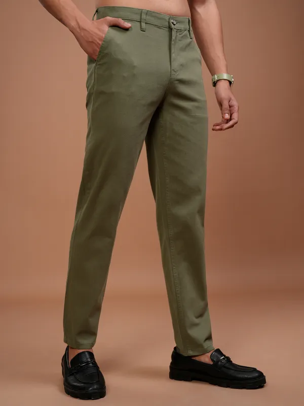  Highlander Men Olive Tapered Fit Solid Casual Trousers