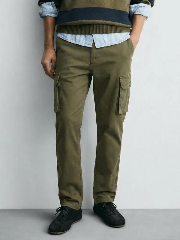 Highlander Men Olive Slim Fit Solid Cargo