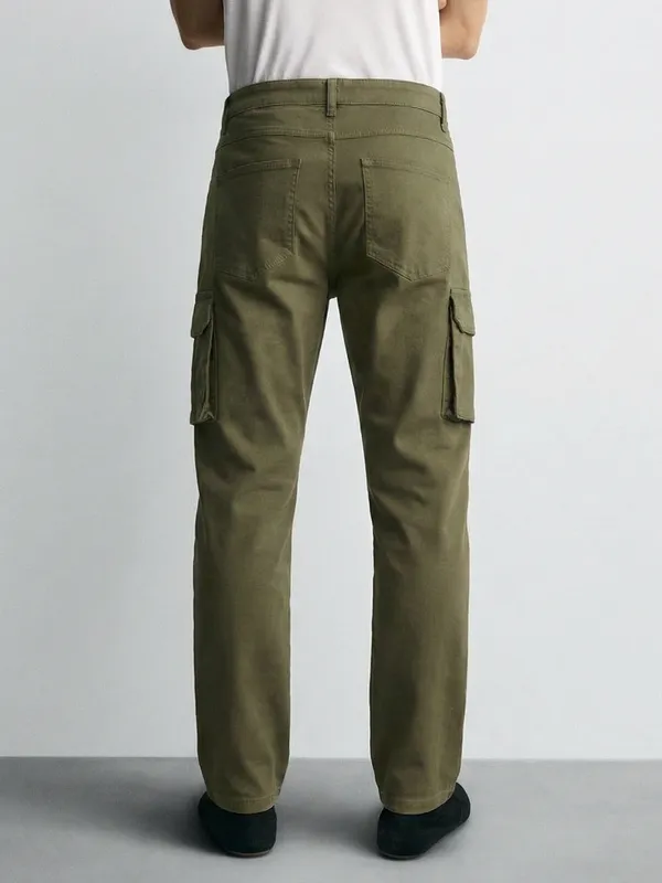 Highlander Men Olive Slim Fit Solid Cargo
