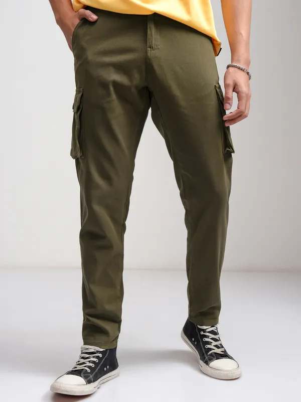 Highlander Men Olive Slim Fit Solid Cargo