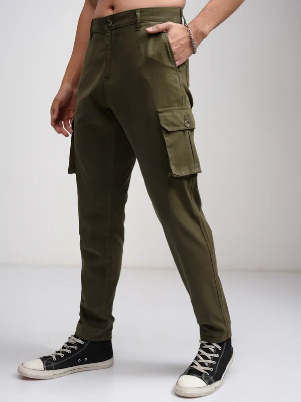 Highlander Men Olive Slim Fit Solid Cargo