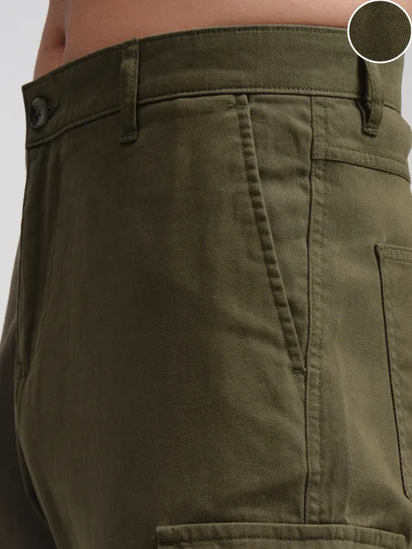 Highlander Men Olive Slim Fit Solid Cargo
