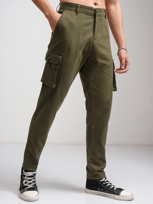 Highlander Men Olive Slim Fit Solid Cargo