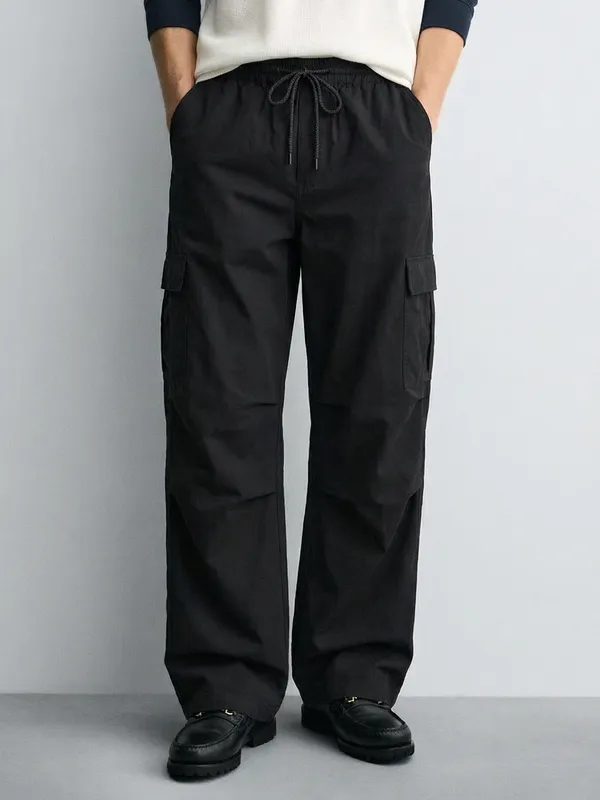 Highlander Men Black Loose Fit Solid Cargo