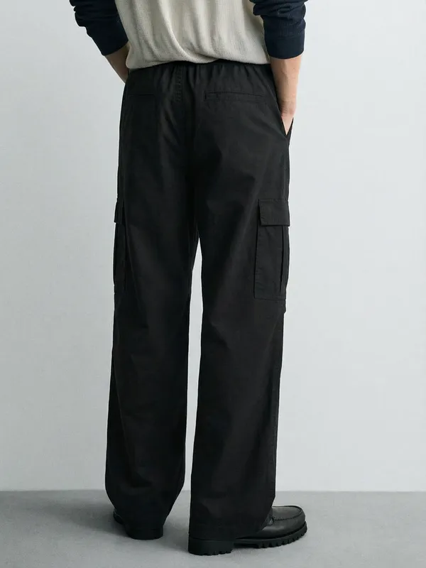 Highlander Men Black Loose Fit Solid Cargo