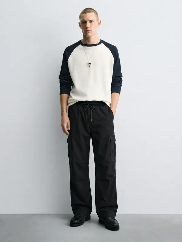 Highlander Men Black Loose Fit Solid Cargo