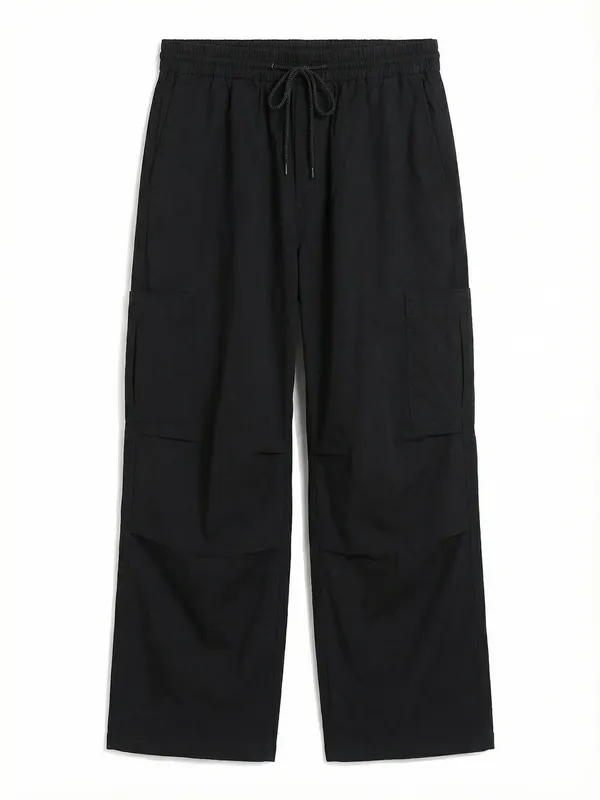 Highlander Men Black Loose Fit Solid Cargo