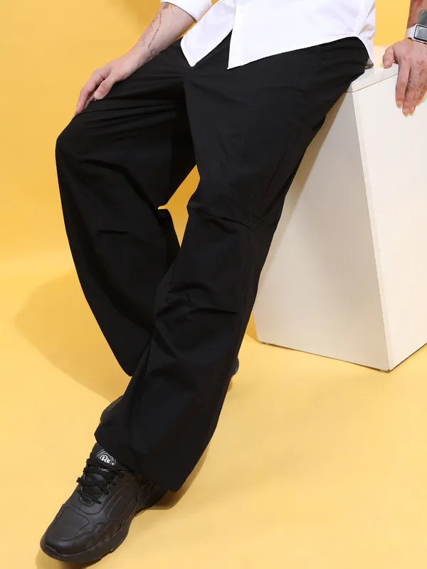 Highlander Men Black Loose Fit Solid Cargo