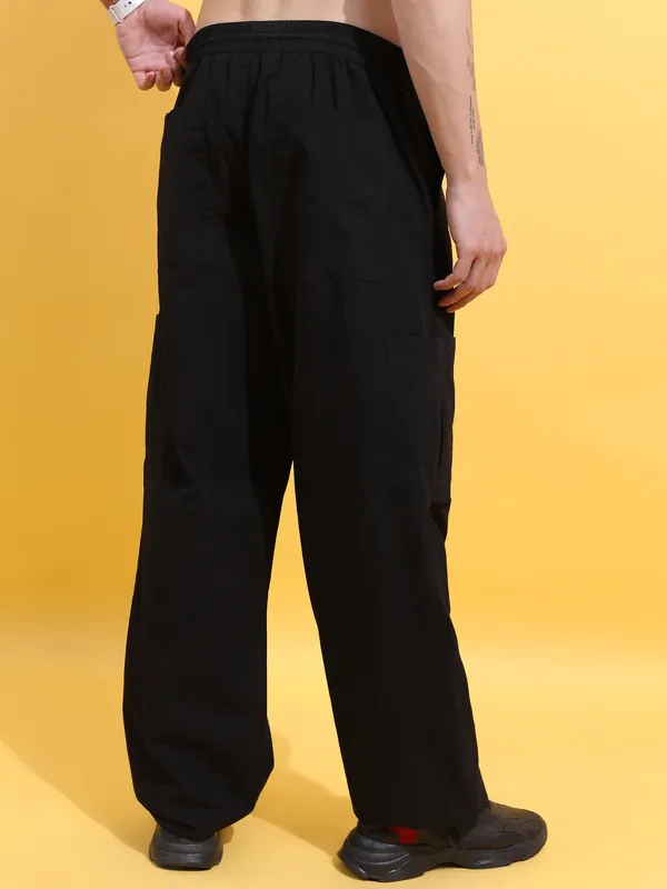 Highlander Men Black Loose Fit Solid Cargo