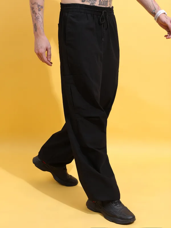 Highlander Men Black Loose Fit Solid Cargo