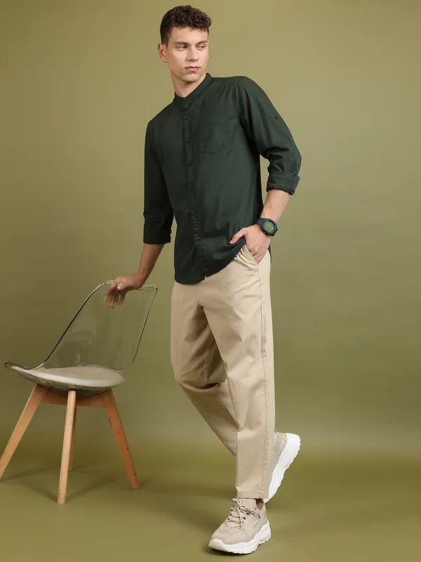 Highlander Men Beige Regular Fit Solid Casual Trouser