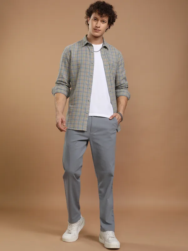Highlander Men Grey Slim Fit Solid Chinos
