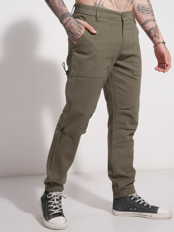 Highlander Men Green Relaxed Fit Solid Casual Trouser