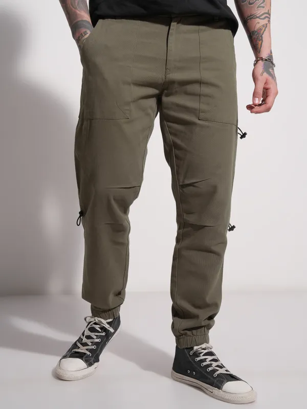Highlander Men Green Relaxed Fit Solid Casual Trouser