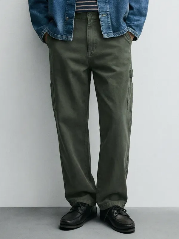 Highlander Men Black Straight Fit Solid Cargo