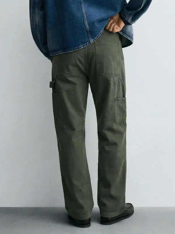 Highlander Men Black Straight Fit Solid Cargo