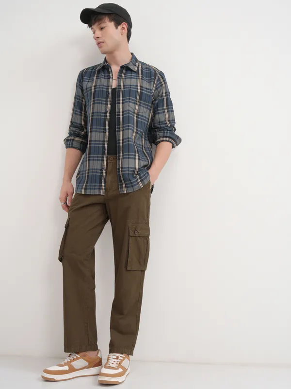 Highlander Men Brown Solid Straight Fit Cargos