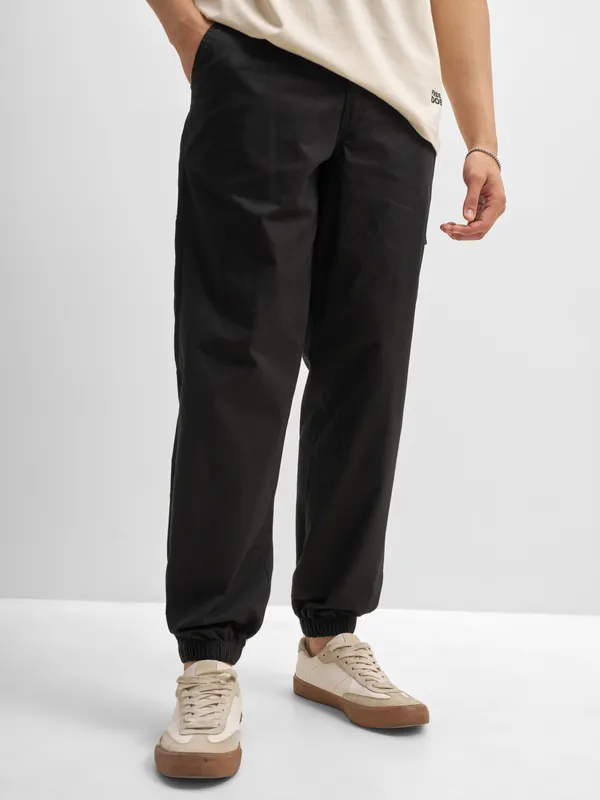 Highlander Men Black Relaxed Fit Solid Cargos
