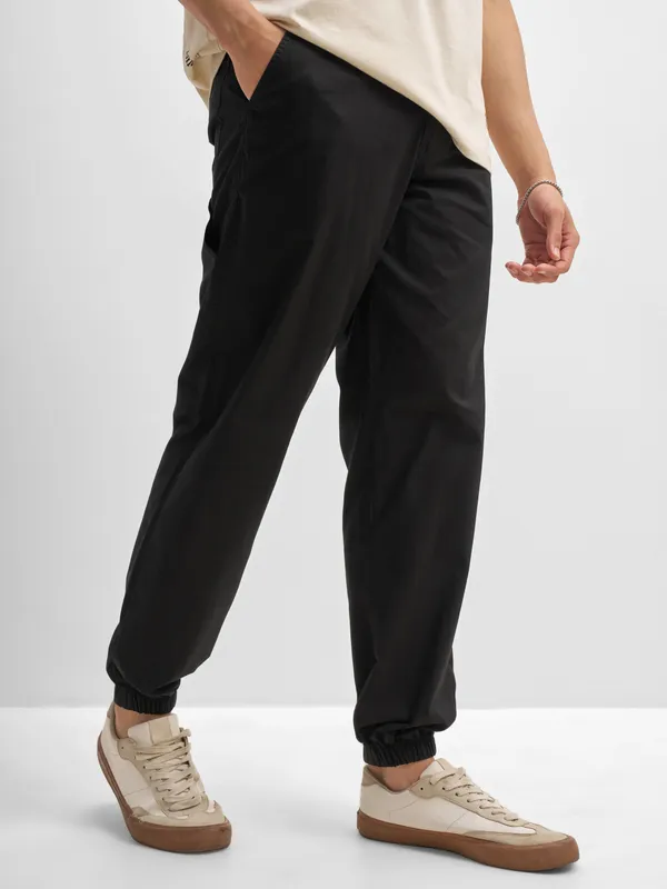 Highlander Men Black Relaxed Fit Solid Cargos