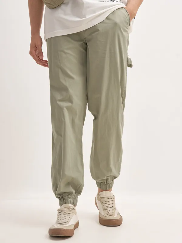 Highlander Men Olive Relaxed Fit Solid Cargos