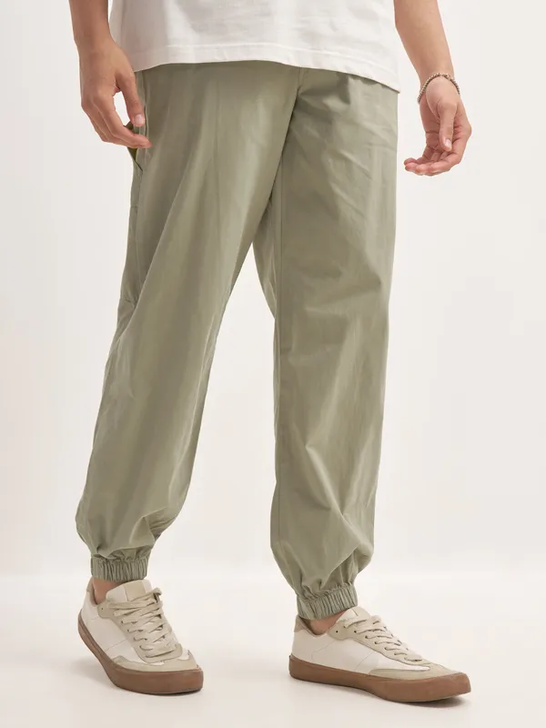 Highlander Men Olive Relaxed Fit Solid Cargos