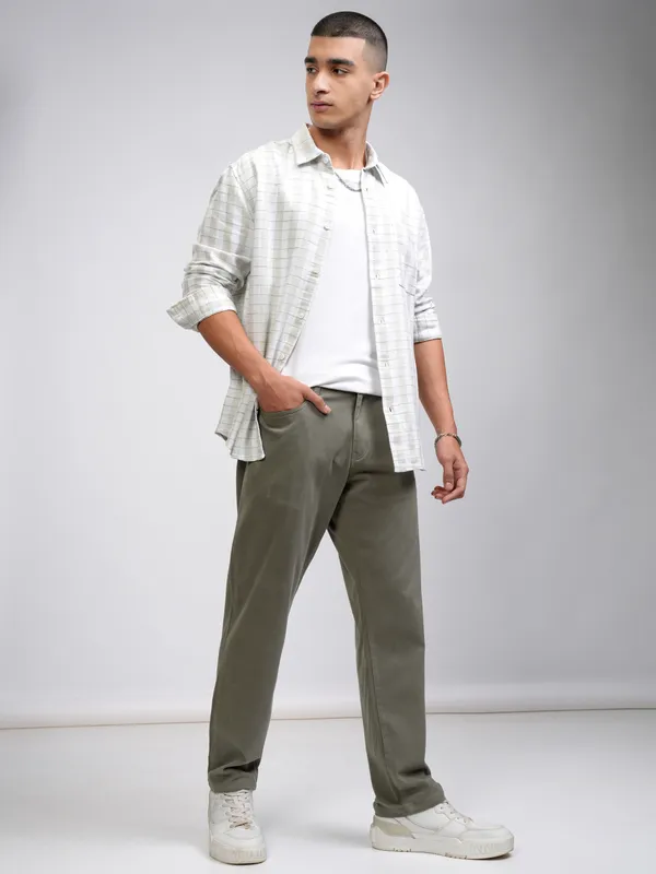 Highlander Men Olive Relaxed Fit Solid Chinos