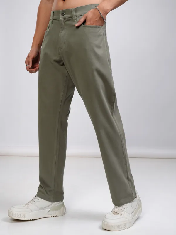 Highlander Men Olive Relaxed Fit Solid Chinos