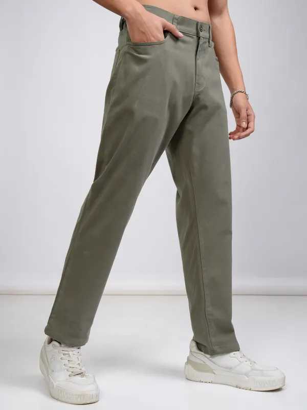 Highlander Men Olive Relaxed Fit Solid Chinos