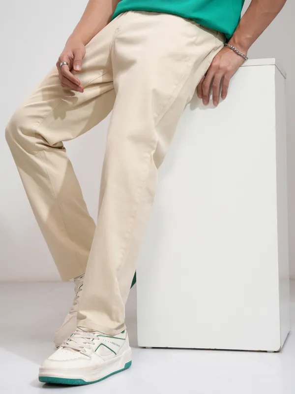 Highlander Men Off White Relaxed Fit Solid Casual Trouser