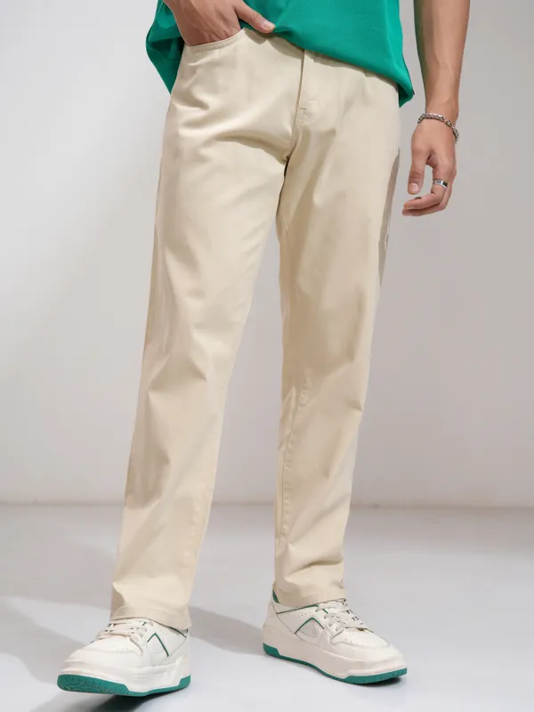 Highlander Men Off White Relaxed Fit Solid Casual Trouser