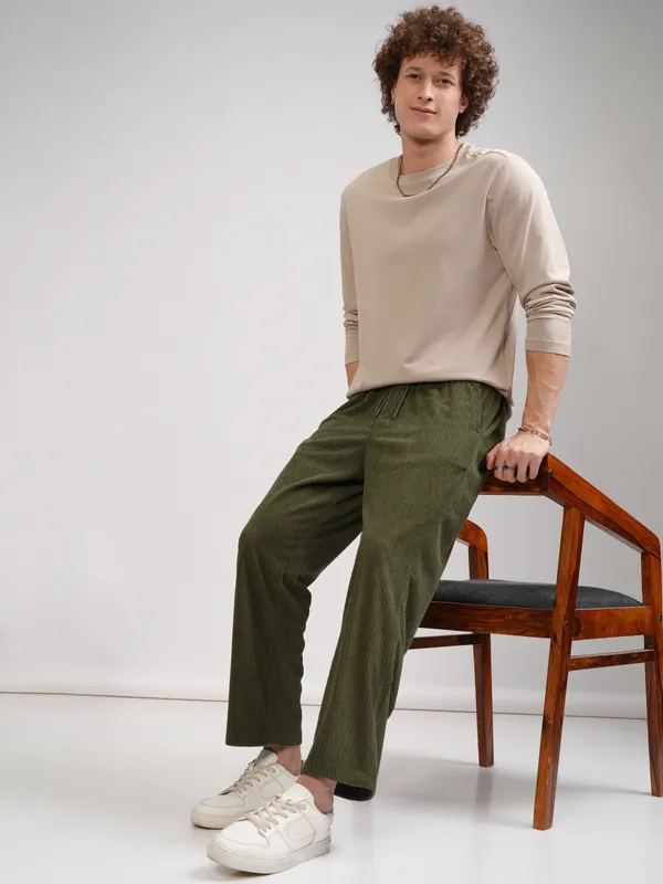 Highlander Men Green Loose Fit Solid Casual Trouser