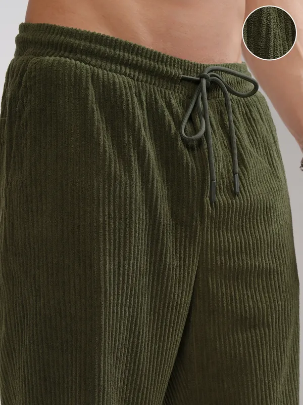 Highlander Men Green Loose Fit Solid Casual Trouser