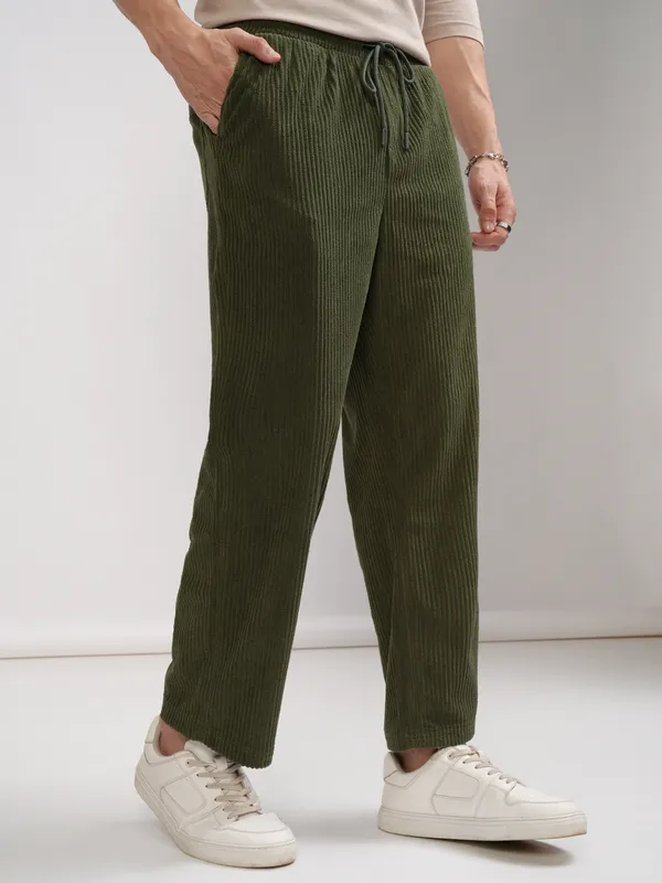 Highlander Men Green Loose Fit Solid Casual Trouser