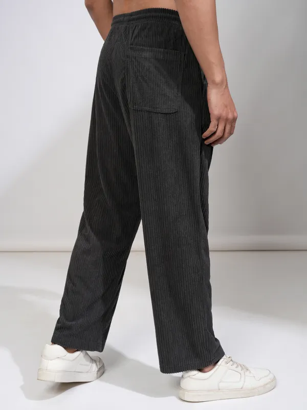 Highlander Men Charcoal Loose Fit Solid Casual Trouser